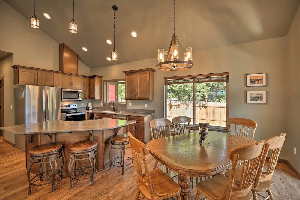 Rustic Cabin Near Mt Rainier: Fire Pit & Bbq!