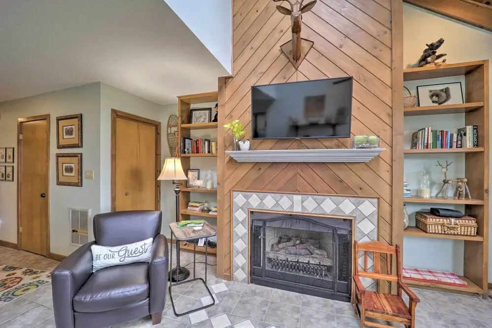 All-season Base! Unit w/ Balcony in Beech Mountain