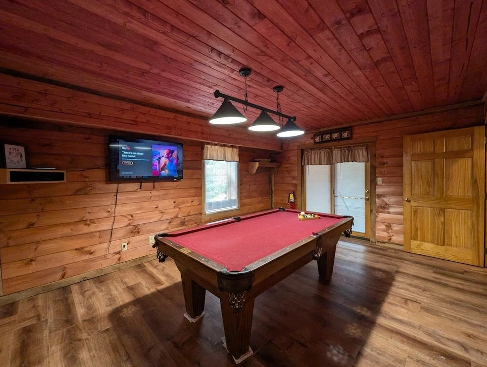 ER23 - Smoky Memories Great Location - Close To Town! 3 Bedroom Cabin by RedAwning