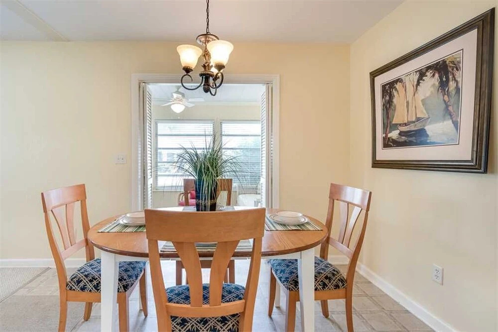 Poco Place, 2 Bedrooms, Wifi, 2 Blocks to Beach, Sleeps 6