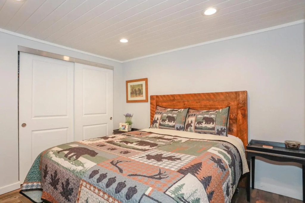 Comets Cabin 3 Bedroom Home by RedAwning