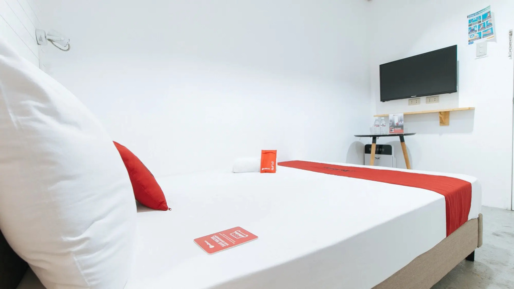RedDoorz Plus at BGC near St Lukes