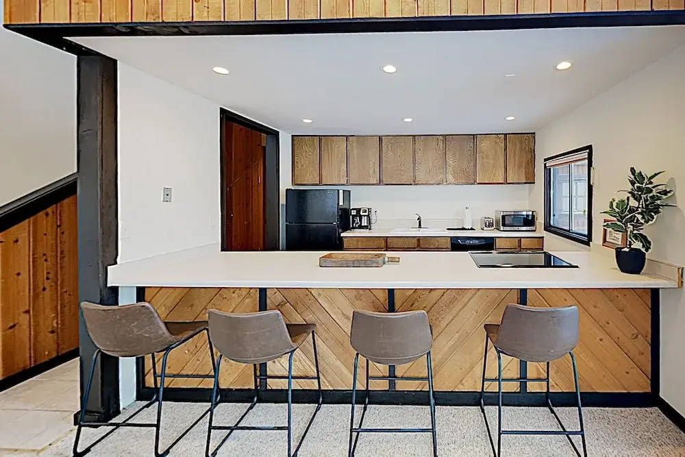 New Listing! Chic W/ Pool - Walk To Lifts 2 Bedroom Condo