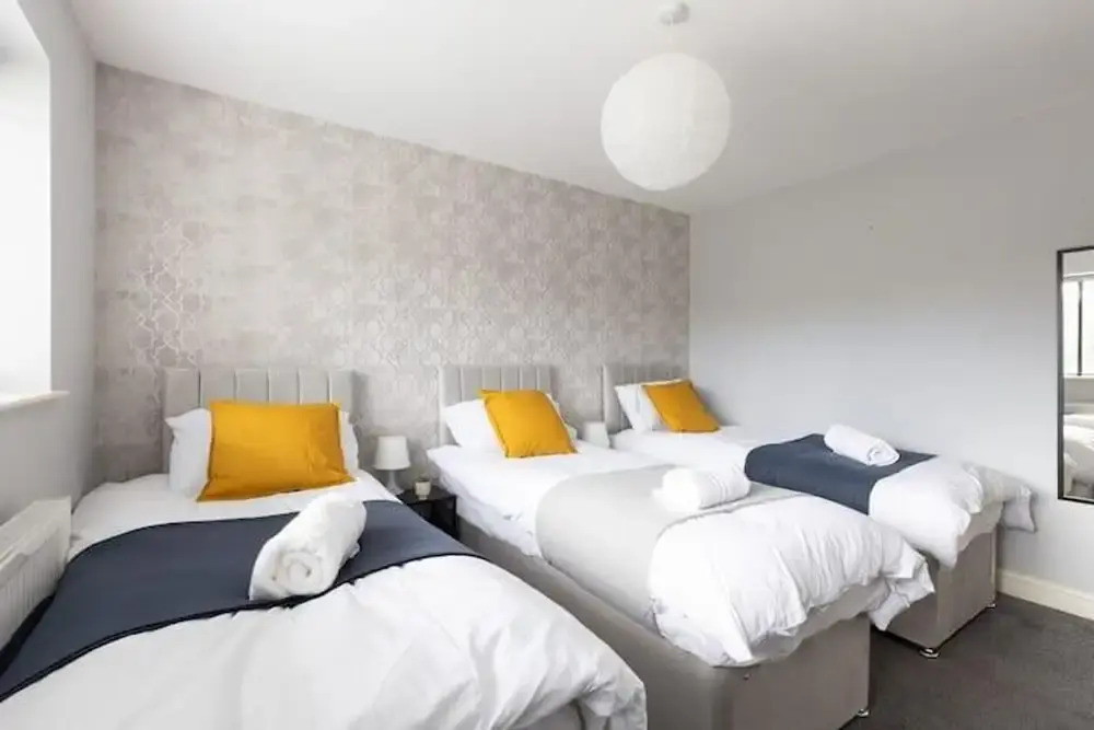 Huge Home,sleeps 12, Private Parking, Pets ok