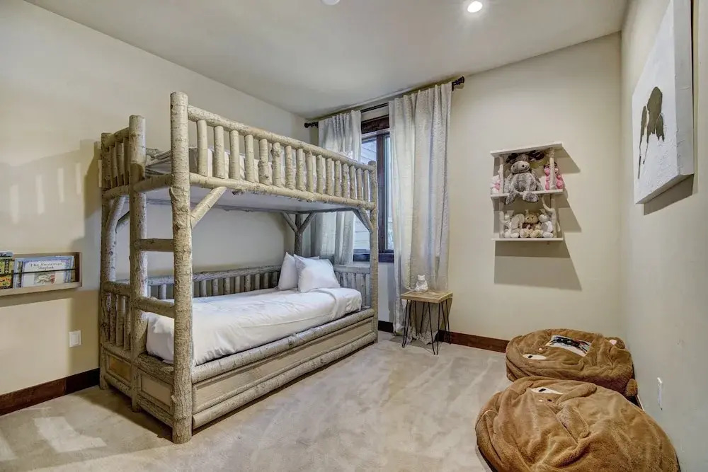 Luxury Home - Sleeps 10 - Fireplace & Mountain View 3 Bedroom Condo