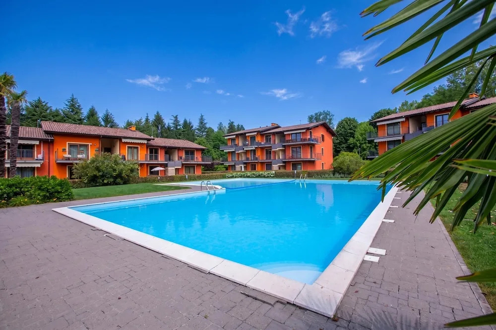 Lenni Apart. Swimming Pool and Lake