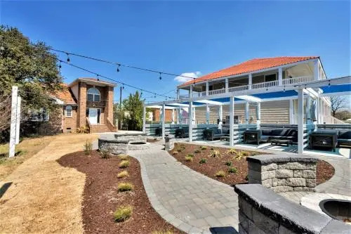 Bay Breeze Anchor Suite (1 bed/1 bath condo with cabanas, fire pits, and pier)