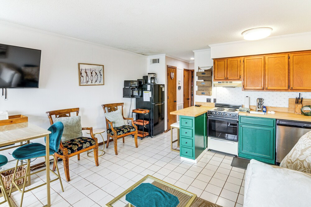 Pool, Spa & Dining: Beach Condo in Hilton Head!