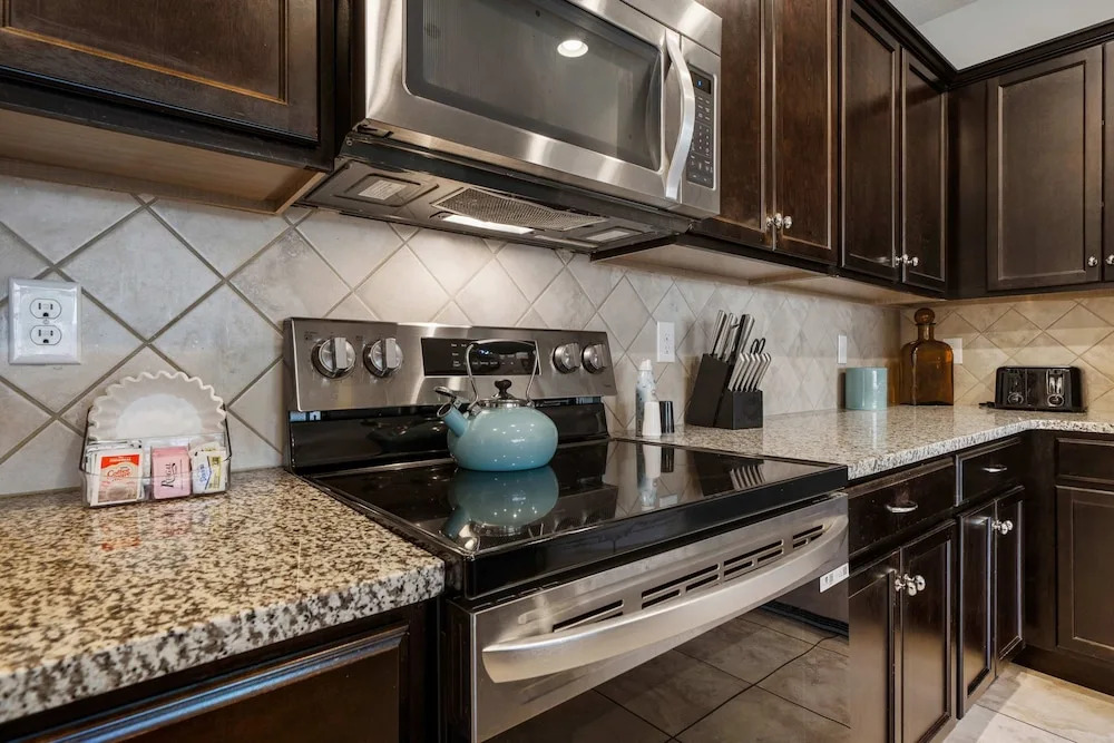Townhome With Private Pool, BBQ & Free Waterpark!