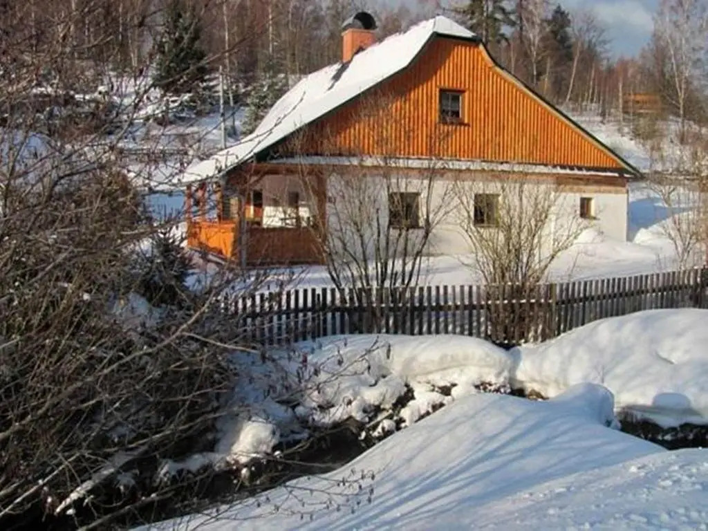 Chaloupka u potoka