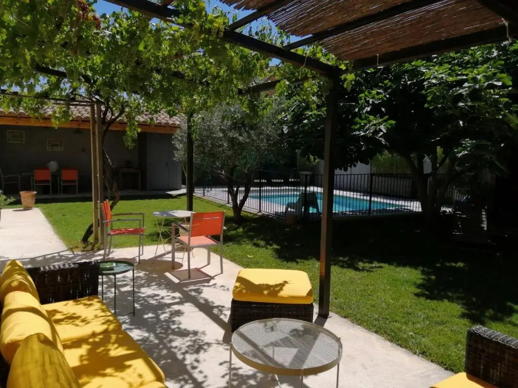 Beautiful vacation rental with private pool in the heart of the city of Avignon, sleeps 8