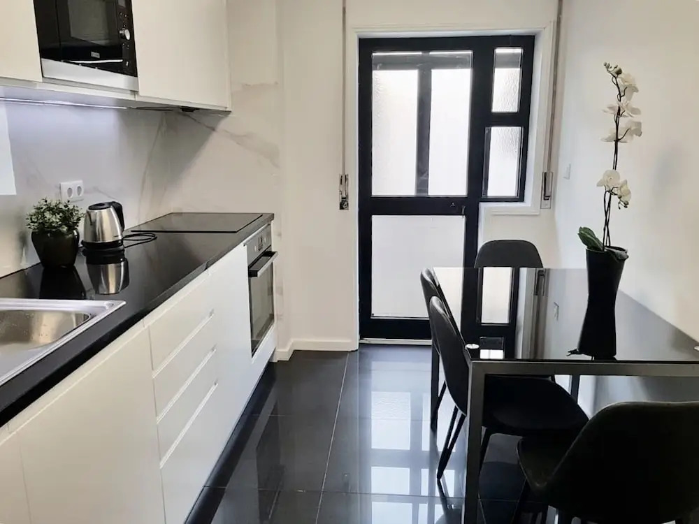 Music House 3 bedroom Apt w garage