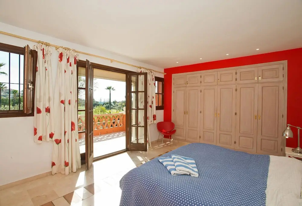 Holiday villa with 5 bedrooms, private pool, Nueva Andalucia, Marbella