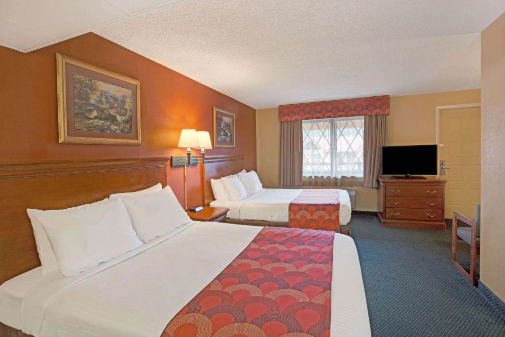Super 8 by Wyndham Downtown Gatlinburg at Convention Center