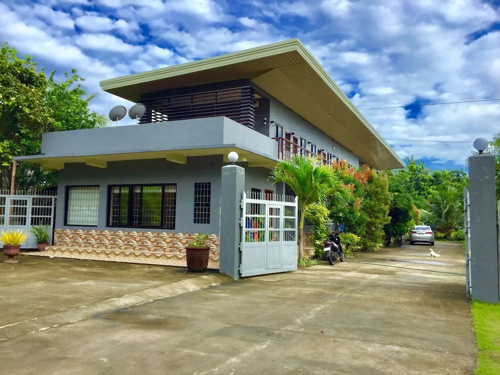 Tatay Sesengs Apartment