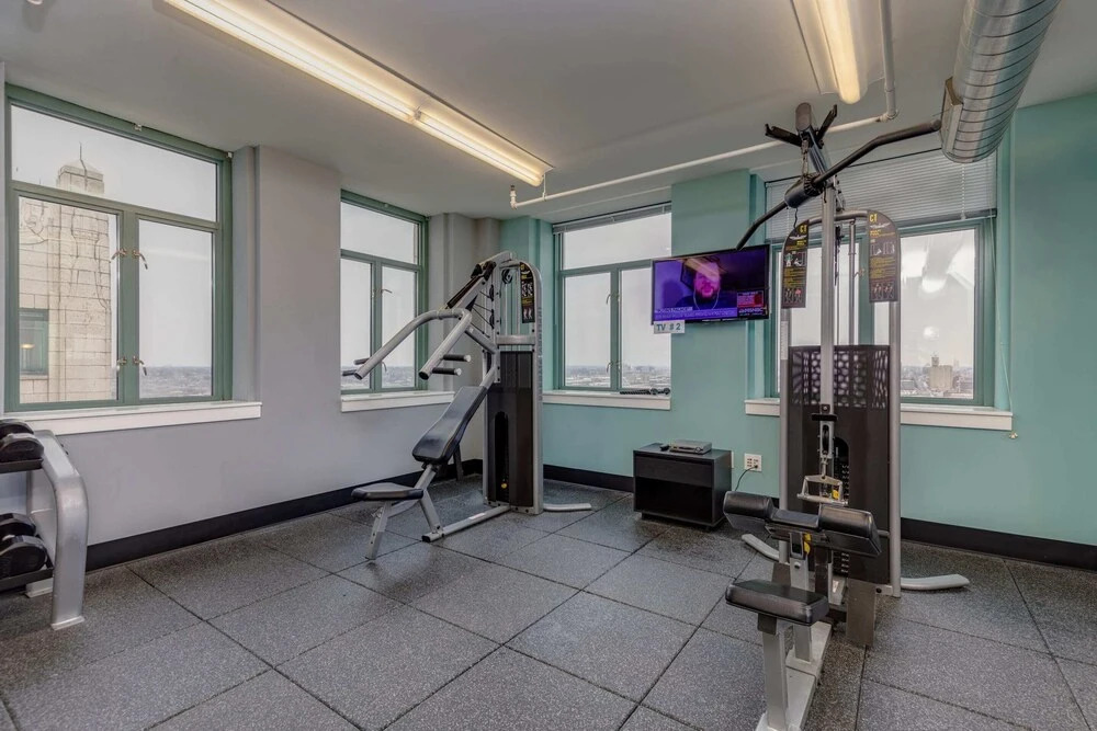 Spacious DT 2BR With Free Parking by Zencity