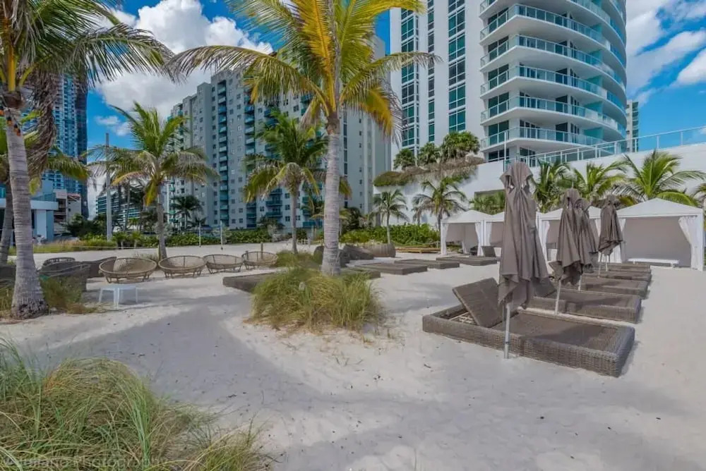 Hyde Beach Luxury -resort 1 Bedroom Apts by Redawning