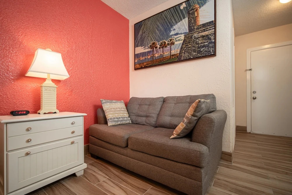 Island Sun Inn & Suites - Historic Venice & Beach Getaway