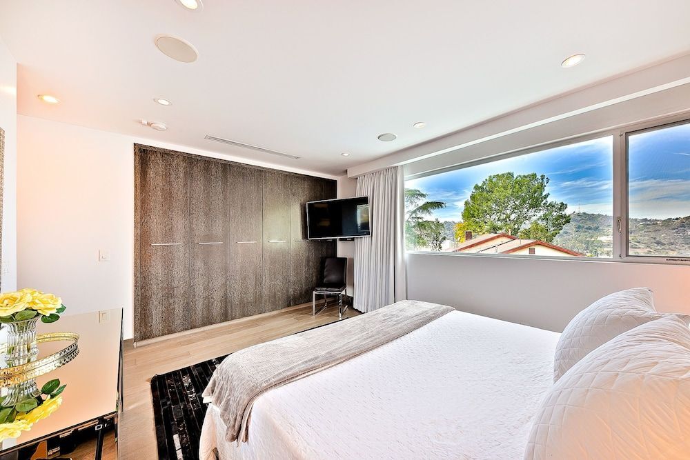 Hollywood Estate With Stunning Views