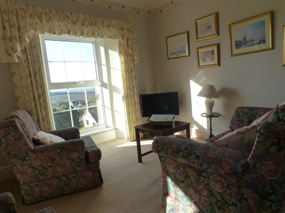 2 Bedroom First Floor Apartment - Stunning Views/heated Outdoor Pool in Summer