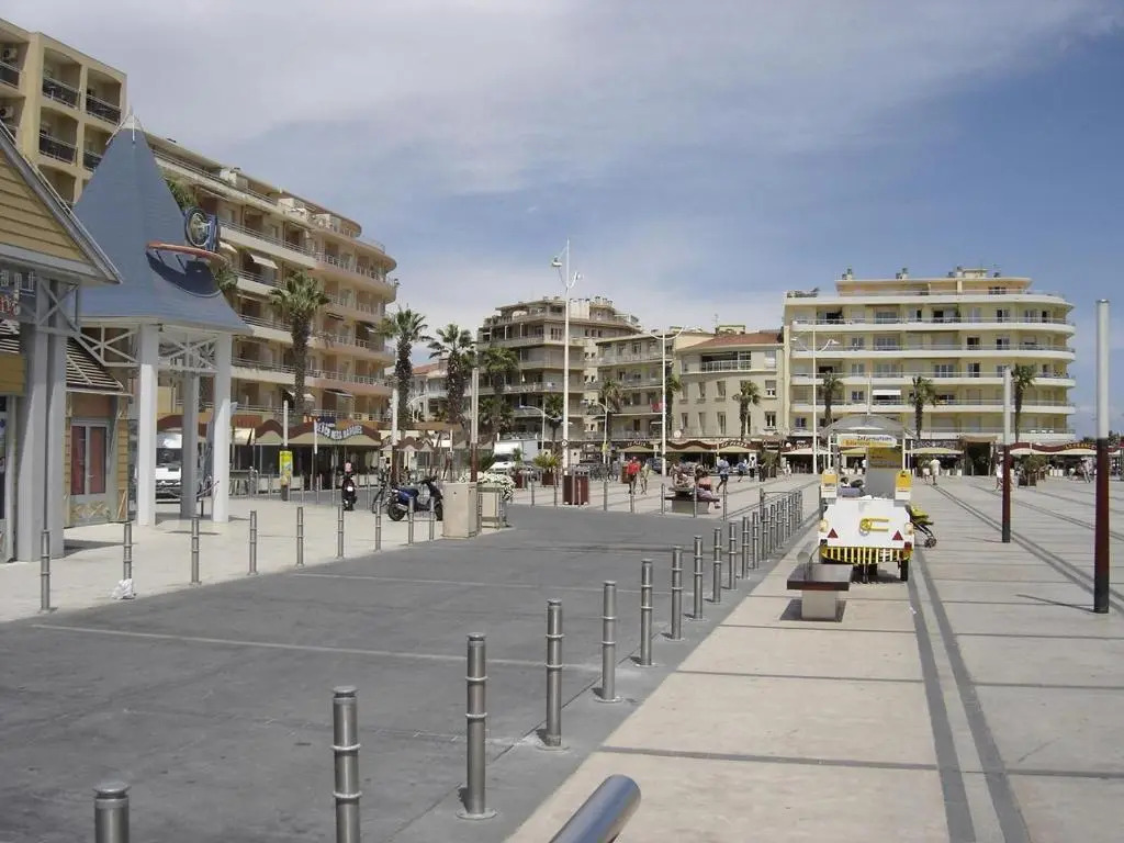 Le Nautilus - 2 adultes 3 enfants - Canet Plage - Vue Mer - Place Mediterranée