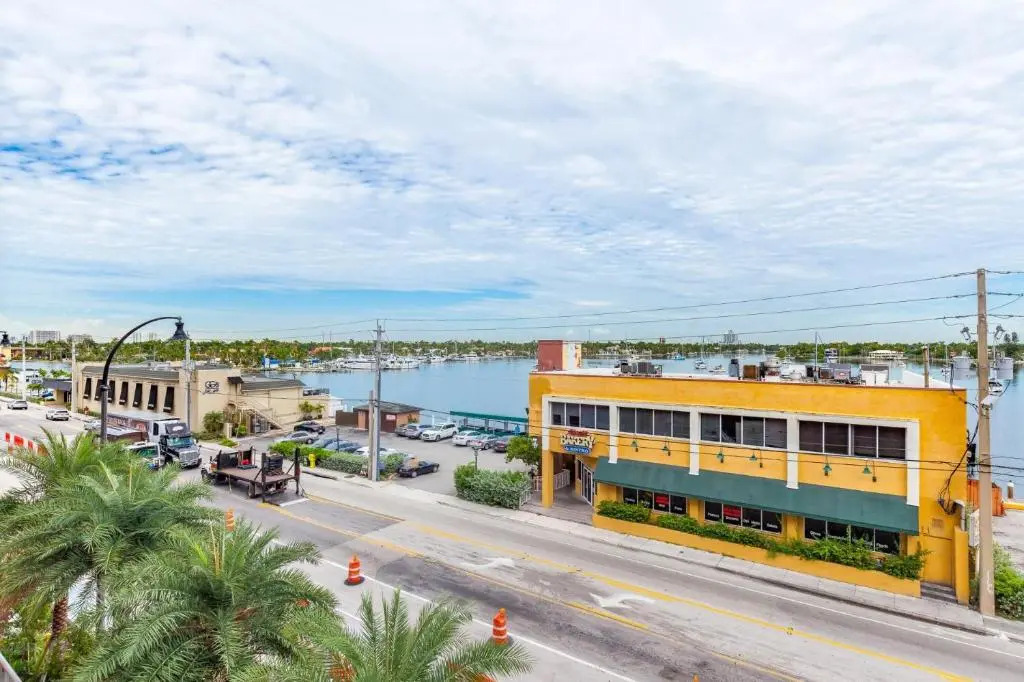 Miami Hollywood Beach at Costa Hollywood 4 guests by AmmosVR