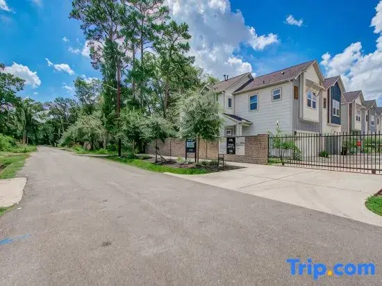 Quiet stylish home close to downtown and airport