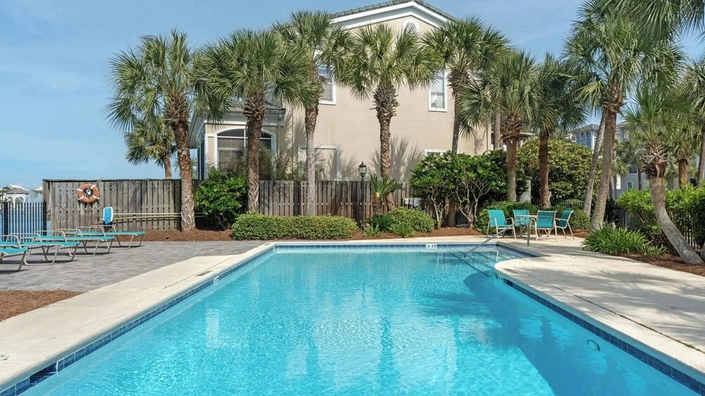 Spyglass by Avantstay 5BR + 3 Balconies + Community Pool Walk to Beach + Minutes to Harborwalk Village & Henderson Beach State Park