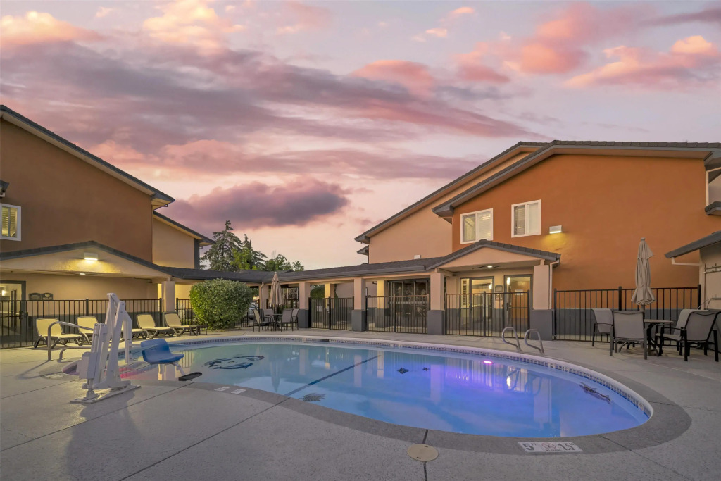 Best Western Antelope Inn & Suites