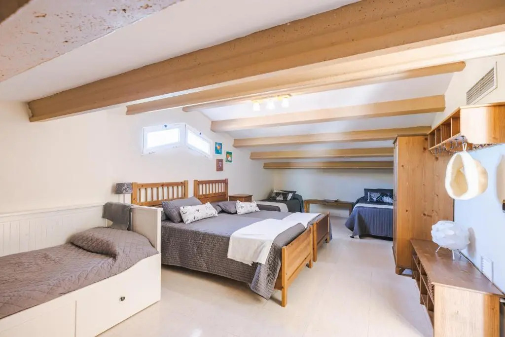 Villa Neus Barà, jardín y piscina privada