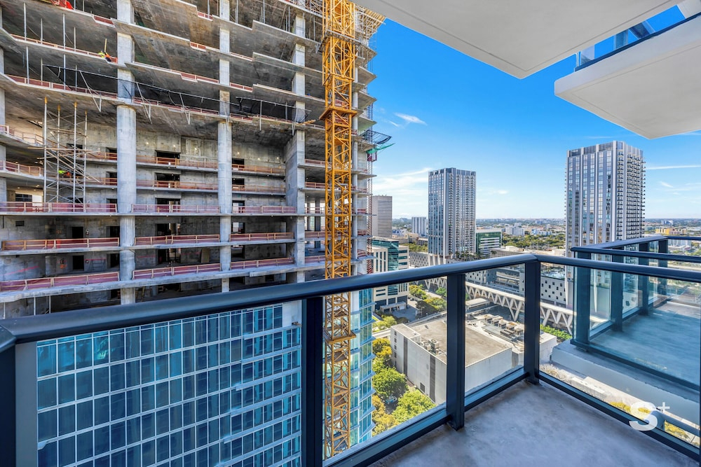 High-Rise Condo in DTW Miami -Pool & Gym
