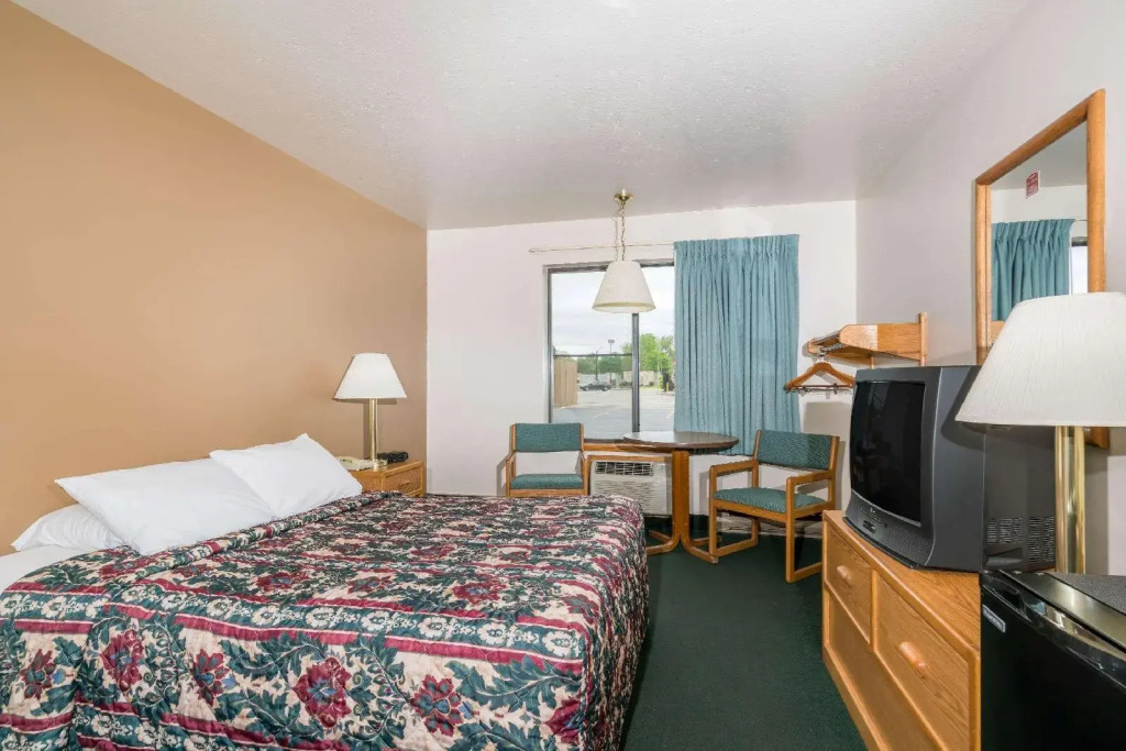 AmeriVu Inn and Suites Shawano WI