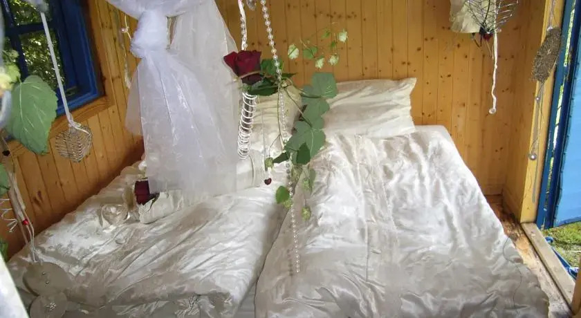 Kleines Haus im Grünen, Zirkuswagen, Hängebett & Zimmerli
