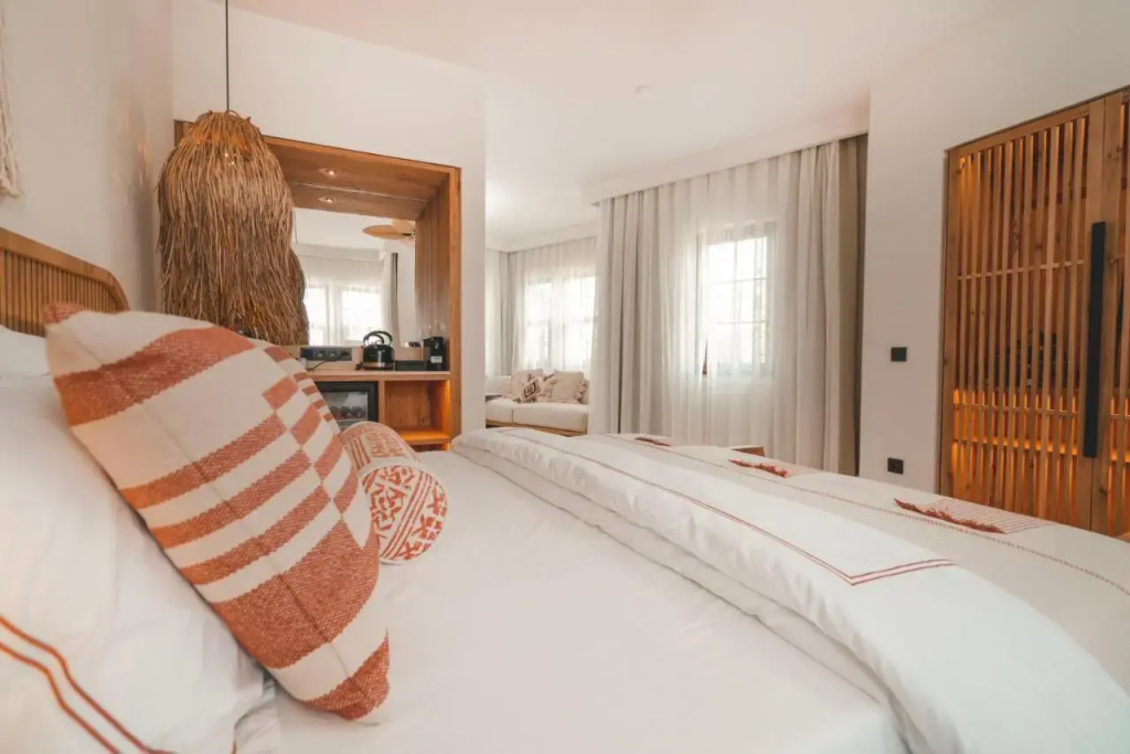 6 ROOMS By ZULA