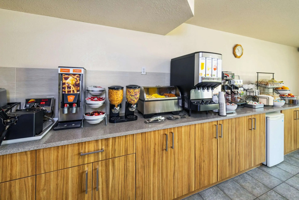 Lakeview Inn & Suites - Edson East