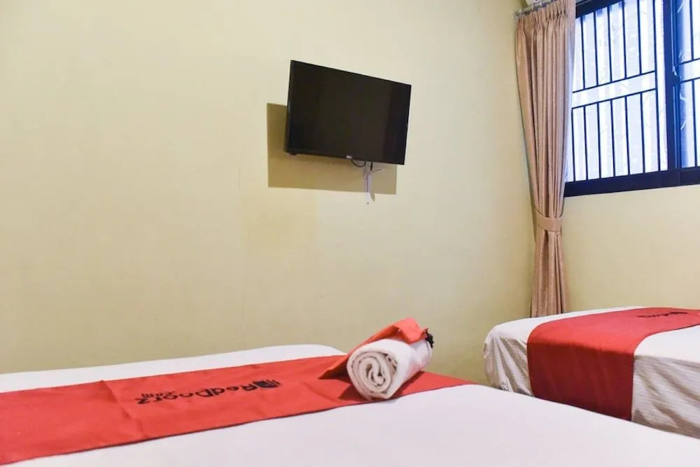 RedDoorz near Surabaya Town Square
