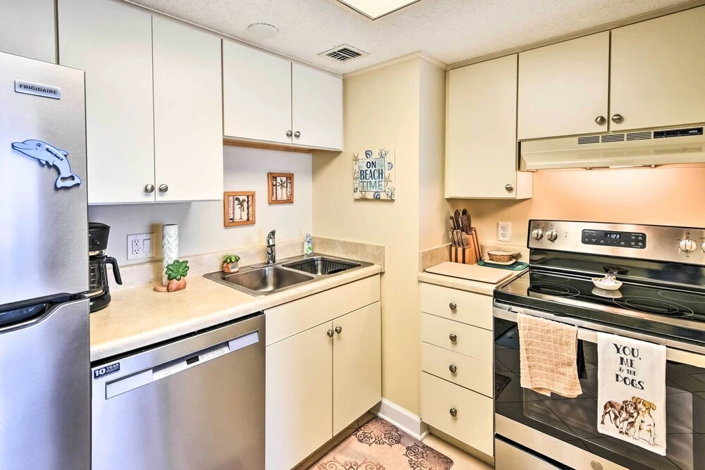 Ormond Beach Condo w/ Balcony & Views