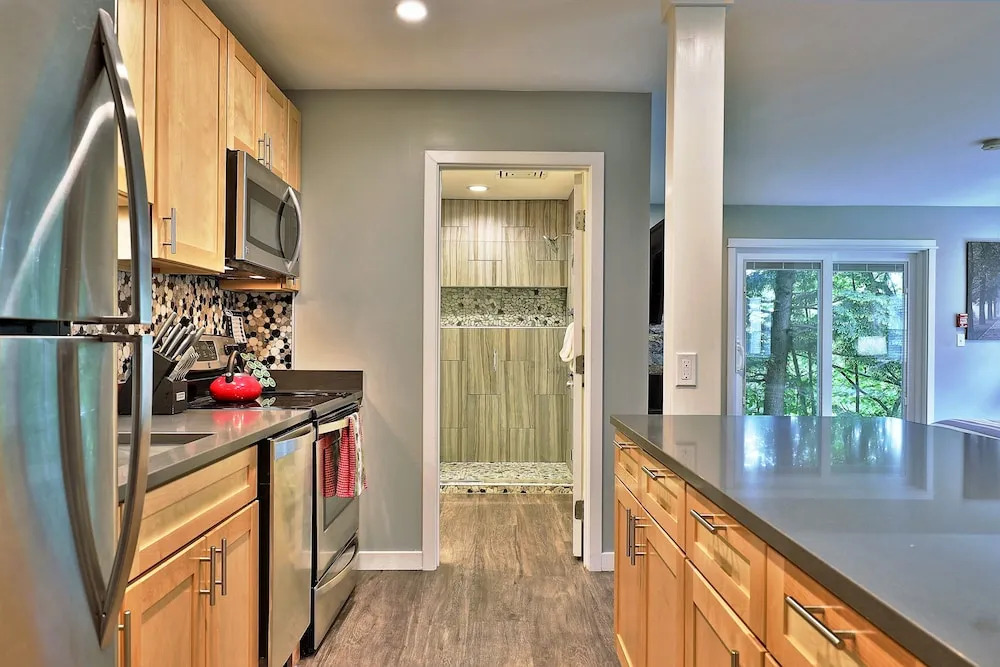 Kcis 332 - ☆ Hot ☆ Suite! New, Fireplace, Pool, 2rm, 2ba