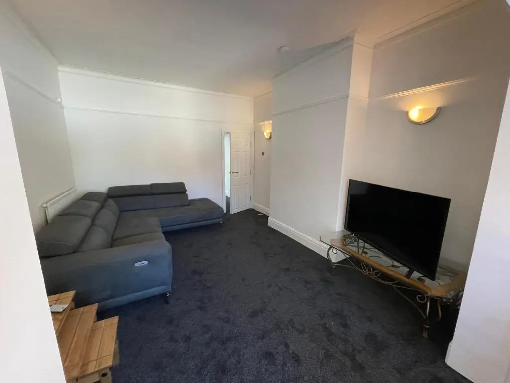 3 bedroom Garden apartment next to craig-y-don park