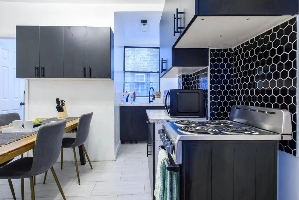 454-3w Prime Location 2BR Newly Furnished Sleeps 5