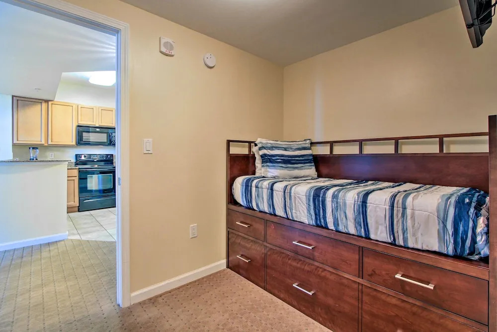 Destin Resort W/ Pool Deck & Beach Shuttle! 2 Bedroom Condo