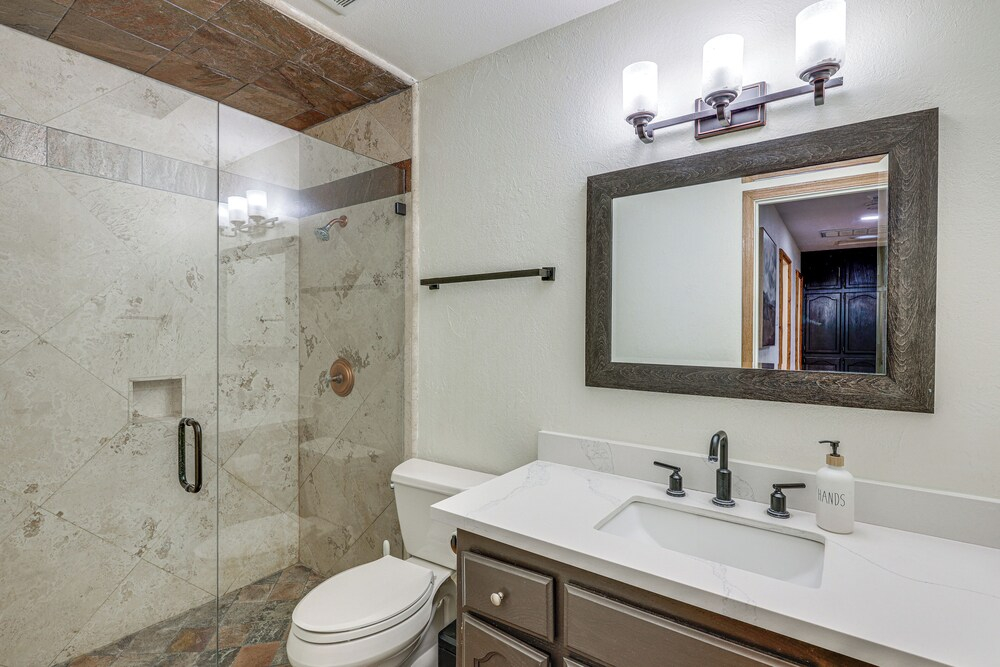 Renovated Moonridge Cabin w/ Hot Tub & Lake Views