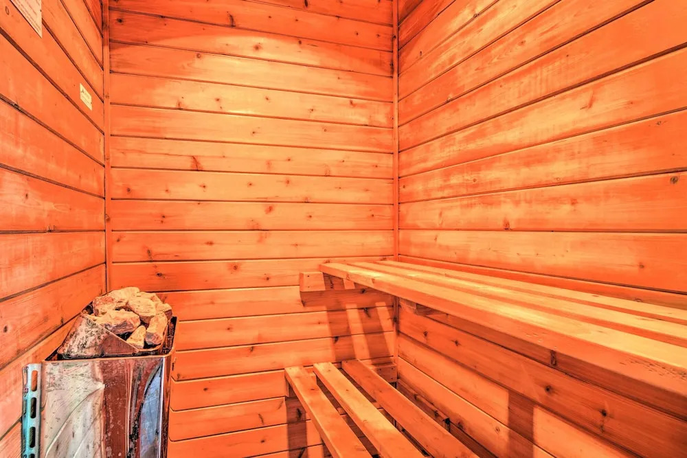 Saltwater Pool & Mtn-view Deck: Pigeon Forge Cabin