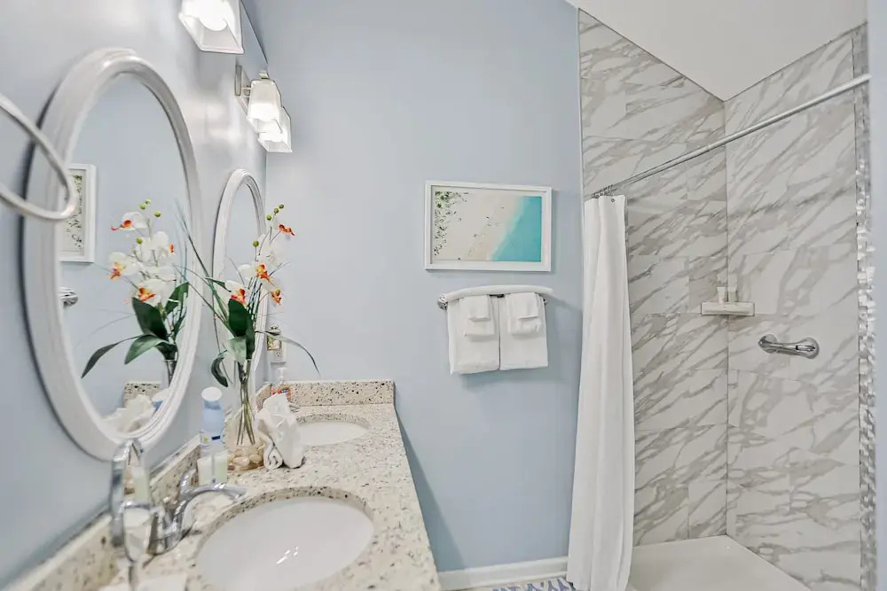 Walk to Beach With Private Pool, Balconies & Huge Lawn Blocks to Dining