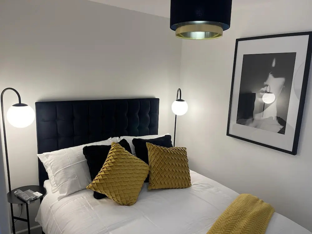 Modern-luxury 1bedroom-ensuitebathroom-garden-wifi