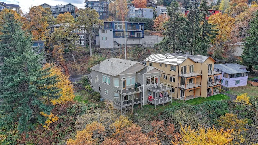 Bridge View Loft 3 Bedroom Condo by RedAwning