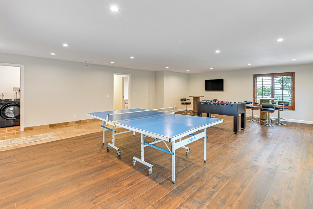 Game Room, Hot Tub & Views! Luxe Temecula Estate