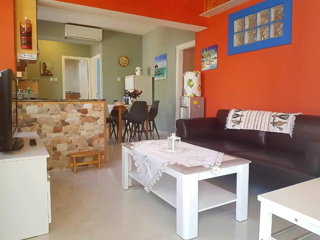 2 bedroom ground floor apt, 5 minutes walk from the beach