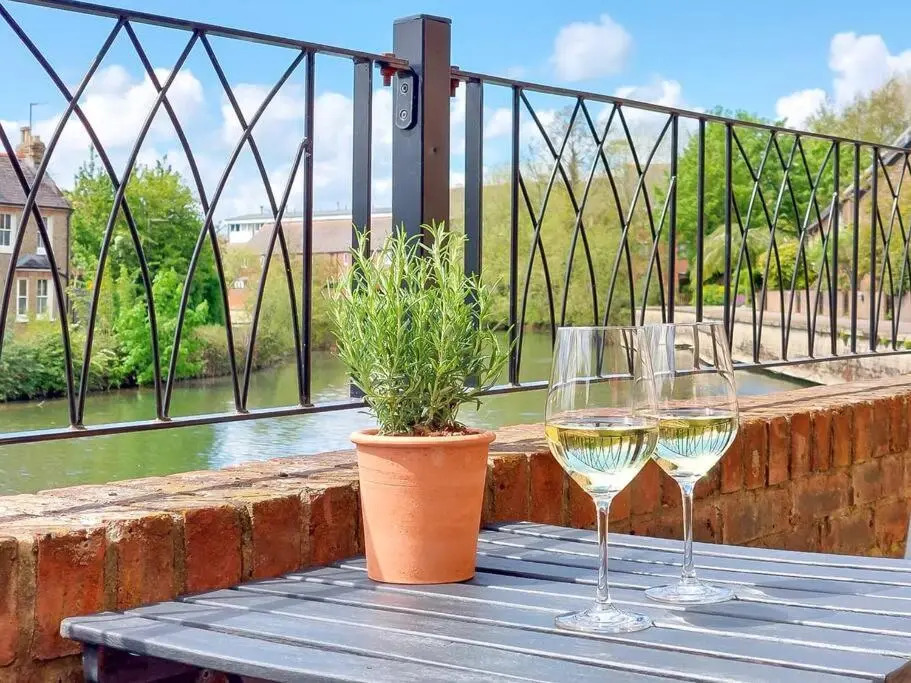Stunning Riverside Oxford Apartment with Parking