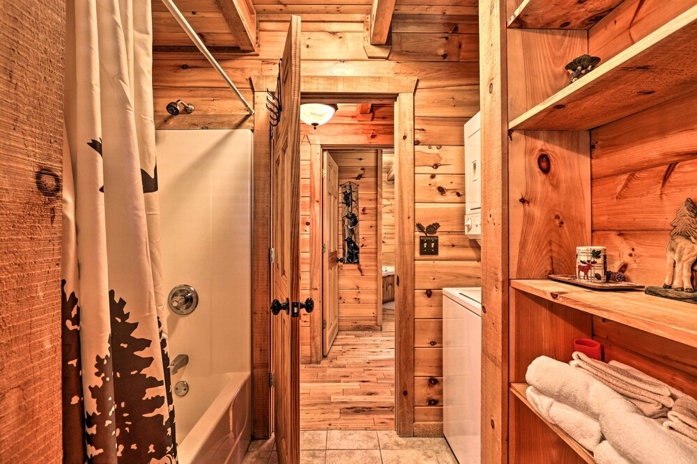 Pigeon Forge Getaway w/ Covered Patio & Hot Tub!